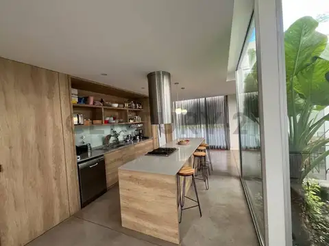 Casa 5 ambientes con 4 baños