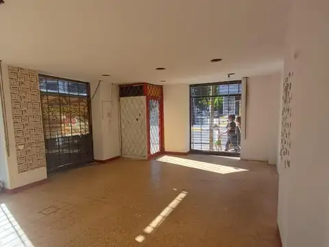 LOCAL COMERCIAL UBICADO EN ESQUINA