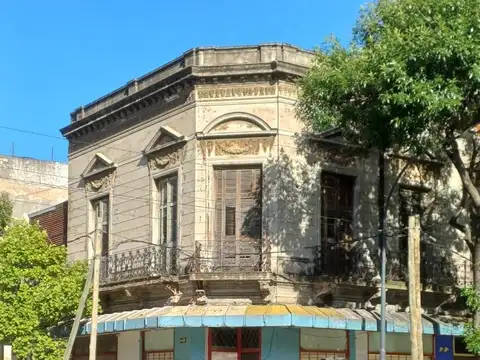 LOCAL COMERCIAL UBICADO EN ESQUINA 