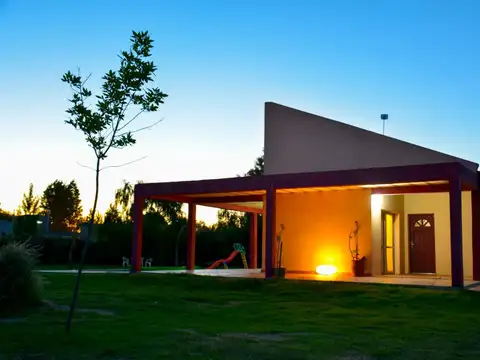 Casa en venta más cabaña alpina- 4 Dormitorios en total, 2 Baños - pileta - 2500Mts2 - Olavarría