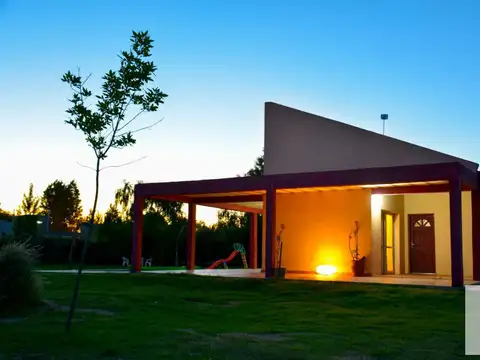 Casa en venta más cabaña alpina- 4 Dormitorios en total, 2 Baños - pileta - 2500Mts2 - Olavarría