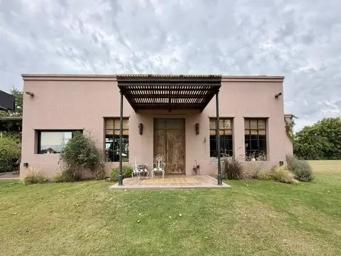 Hermosa casa de campo 4 ambientes en Carlos Keen.