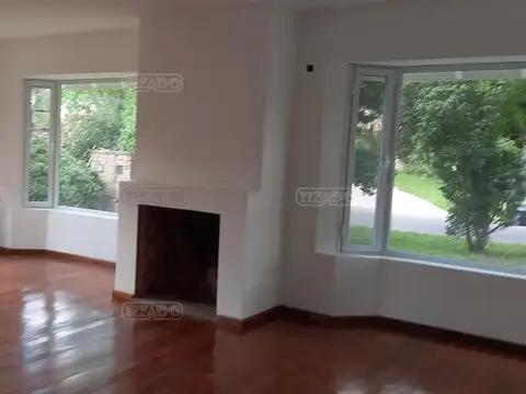 Casa en Alquiler con 4 cocheras
