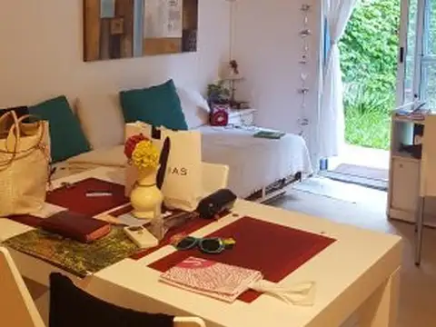 Monoambiente con jardín