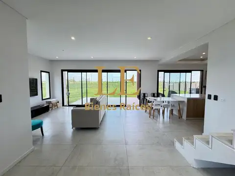 Casa en Alquiler con 5 cocheras