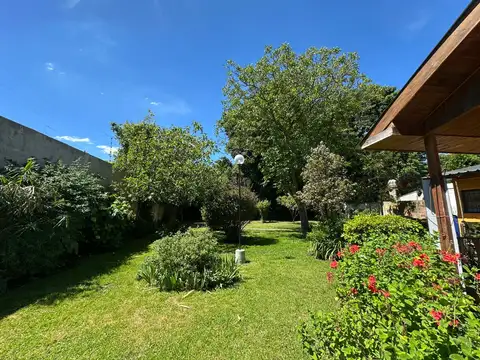 Casa en venta en Grosellar de 3 ambientes con quincho gran parque y garaje APTA CREDITO