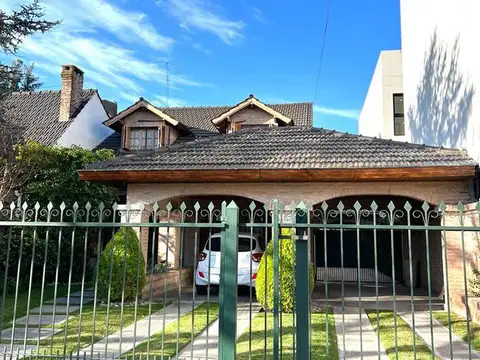 Casa en venta con parque y piscina en Ituzaingó Norte