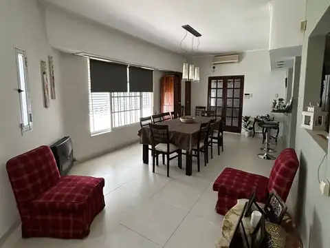 CASA EN VENTA DE 3 DORMITORIOS Y COCHERA!