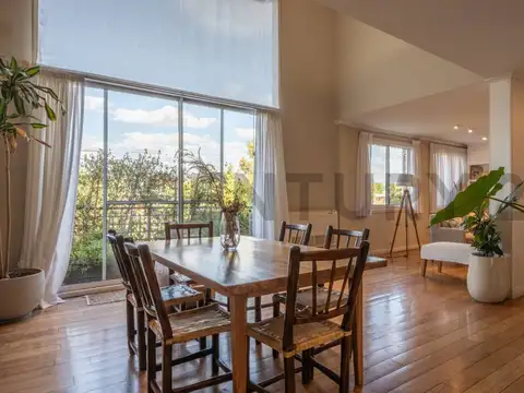 VIVÍ EL LUJO DE UNA CASA EN EL CORAZÓN DE SAN ISIDRO: EXCLUSIVO DÚPLEX DE 287 m²- VENTA-JARDINES DE 