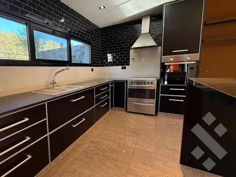 Casa 6 ambientes con 2 baños