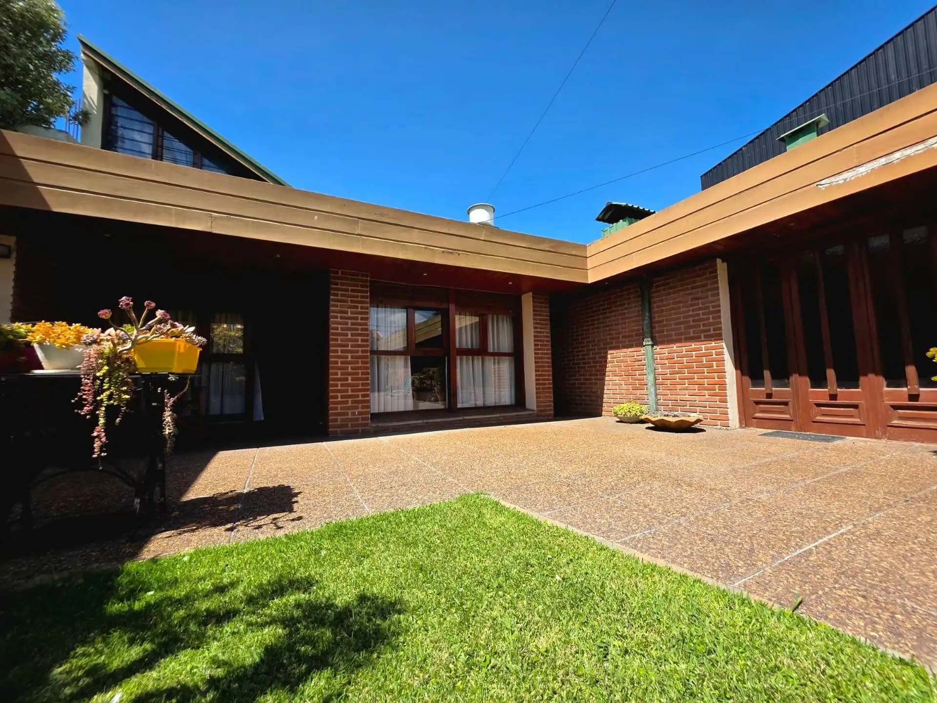 Venta Casa de 5 ambientes Barrio Parque Luro Piscina y quincho