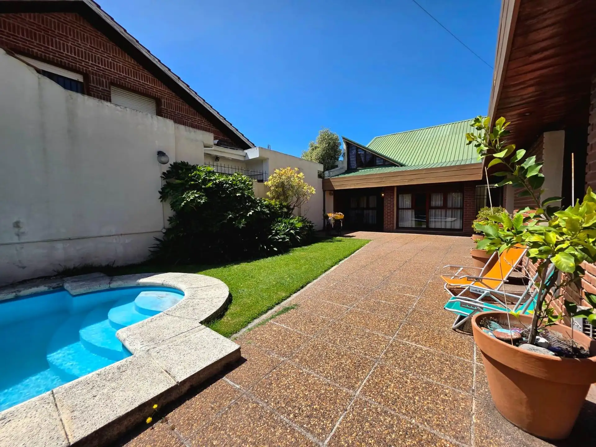 Venta Casa de 5 ambientes Barrio Parque Luro Piscina y quincho