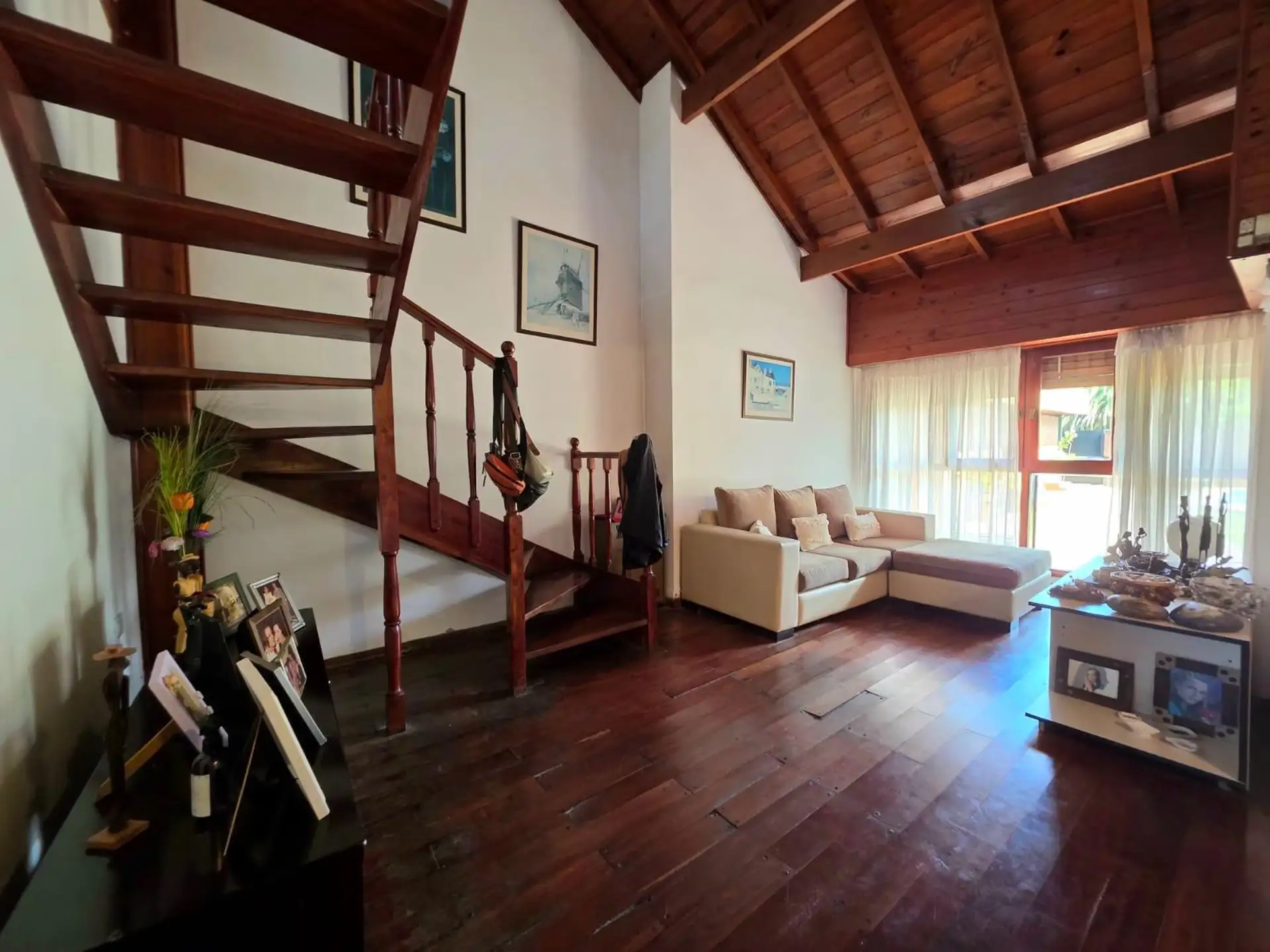 Venta Casa de 5 ambientes Barrio Parque Luro Piscina y quincho