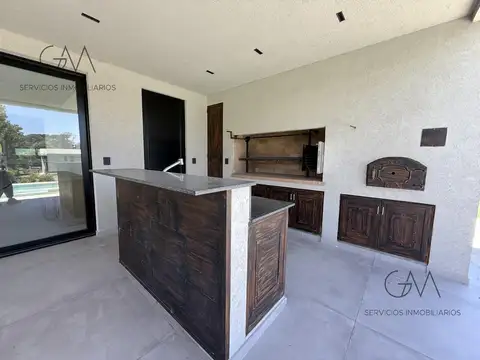 Casa 5 ambientes con 4 baños