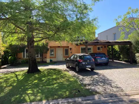 Casa 9 ambientes con 5 baños