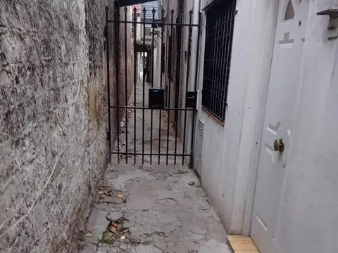 PH DE 3 AMBIENTES CON PATIO A MODERNIZAR