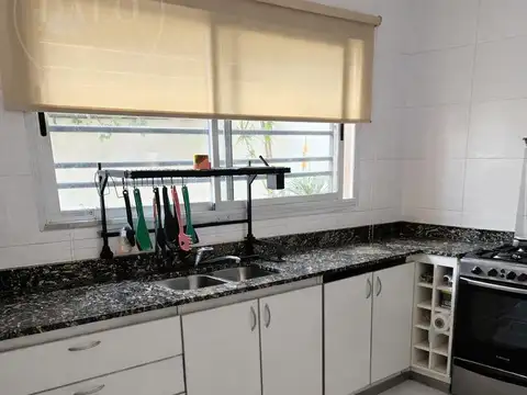 Casa en Alquiler con 2 cocheras