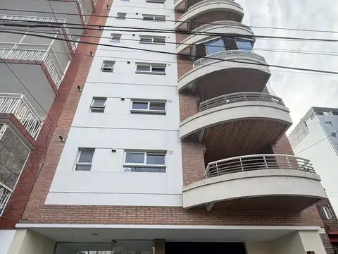 EXCELENTE PISO DE 4 AMBIENTES CON COCHERA FIJA CUBIERTA Y BAULERA. 99 M2 TOTALES.