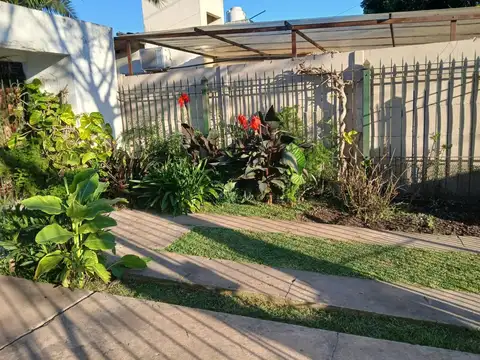 Depto Tipo Casa en Alquiler en Adrogue, $ 700.000