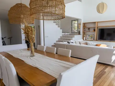 Casa en Alquiler con 2 cocheras