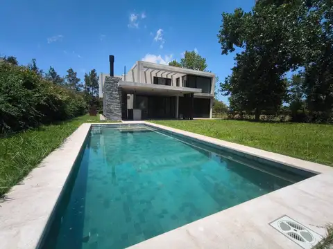 Casa en Venta con 4 cocheras