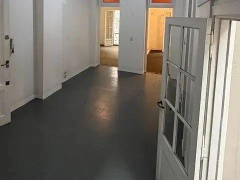 belgrano oficina todo frente con balcón a mts de Av  Cabildo. bajas expensas impecable estado. CON  PATIO