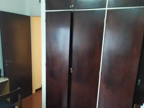 MORON CENTRO- SEMIPISO DE 4 AMB+ 2 BAÑOS- CON BALCON Y COCHERA CUBIERTA- EXCELENTE ESTADO