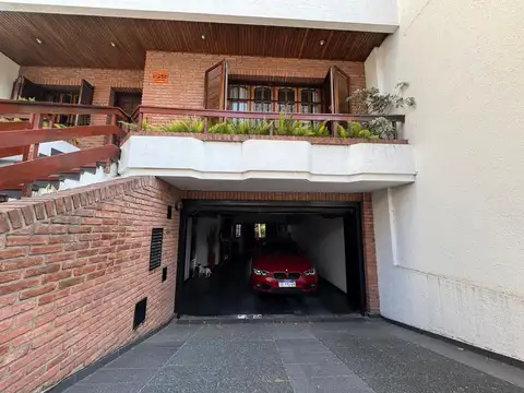 Casa en Venta con 3 cocheras