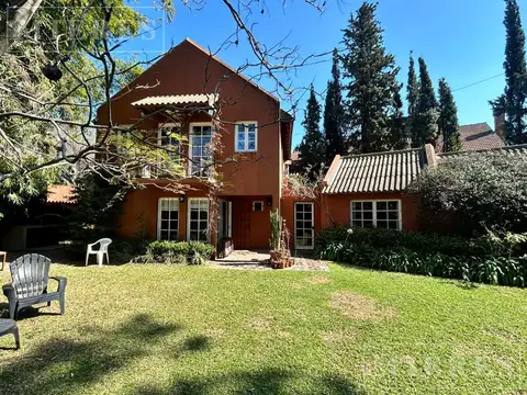 Gran casa desarrollada en dos plantas, ubicada en la mejor zona de Punta Chica en alquiler