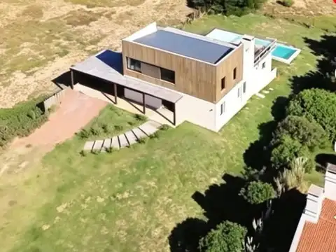 Casa con salida directa al mar, 3 dormitorios con piscina.