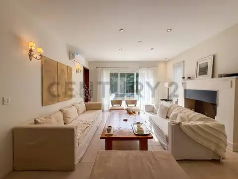 Casa 8 ambientes con 4 baños
