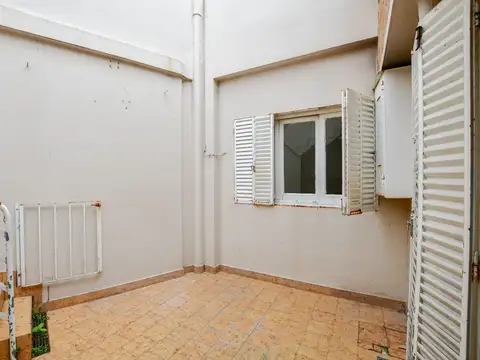 CASA DE TRES/CUATRO DORMITORIOS.