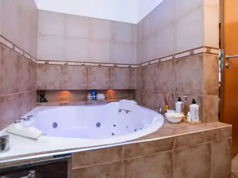 Casa en Venta con 4 cocheras