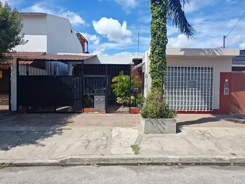 Excelente Casa  con Local en venta en G. de Laferrere