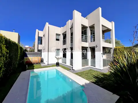 Casa en Venta con 2 cocheras