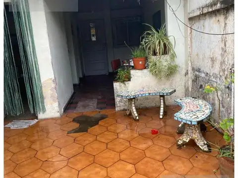 Casa 7 ambientes con 2 baños