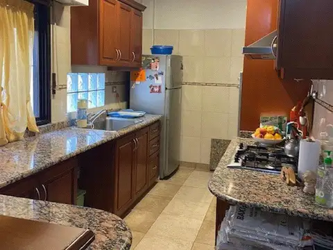 CASA SOBRE LOTE DE 8.66 X 44.11 MTS , USAB 2 , LOCAL + COCHERAS(8) + PISO 4 AMB DE 150 M2 APROX 