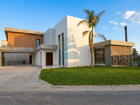 VENTA CASA 5 ambientes con galeria y Pileta | Barrio San Sebastian - Area 1