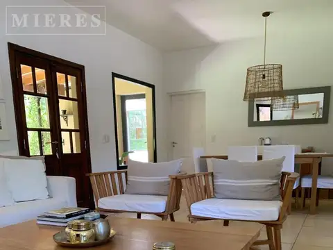 Casa en Alquiler con 2 cocheras