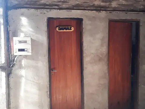 Venta de Galpón con vivienda sobre Capitán Moyano