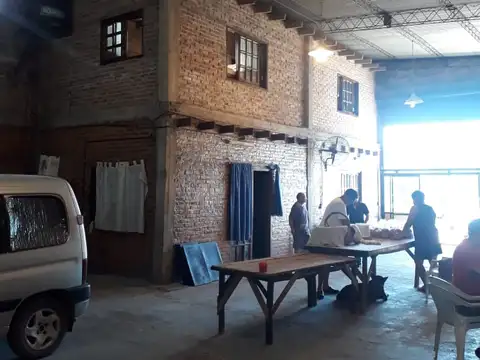 Venta de Galpón con vivienda sobre Capitán Moyano