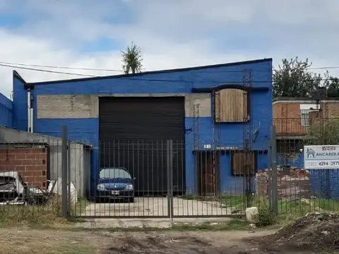 Venta de Galpón con vivienda sobre Capitán Moyano