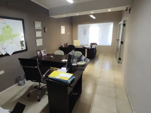 LOCAL  por YRIGOYEN zona comercial con ALTO TRANSITO