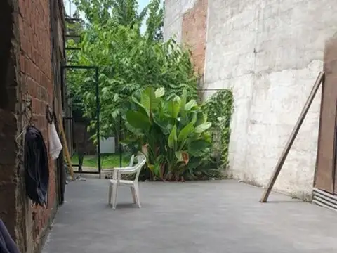 CASA / CON JARDIN ATRAS