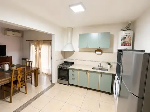 Casa 6 ambientes con 2 baños