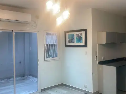 Depto Tipo Casa en Alquiler en Lomas del Mirador, $ 800.000