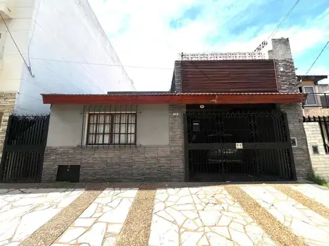 VENTA CASA 5 AMBIENTES RAMOS MEJÍA CON JARDÍN