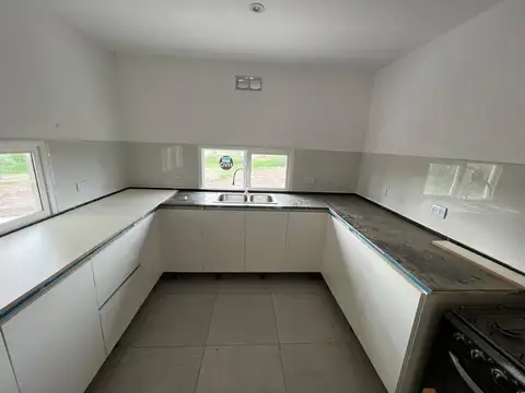 Casa en Alquiler con 2 cocheras