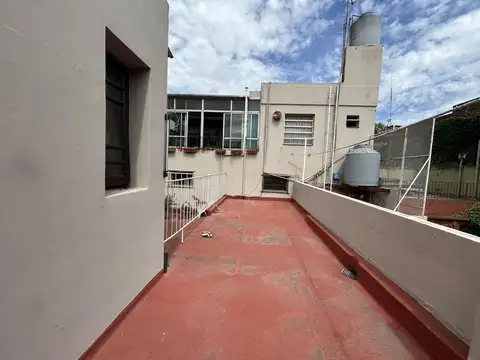 Casa 11 ambientes con 2 baños