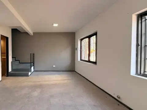 Dúplex de 3 ambientes con cochera, patio y terraza